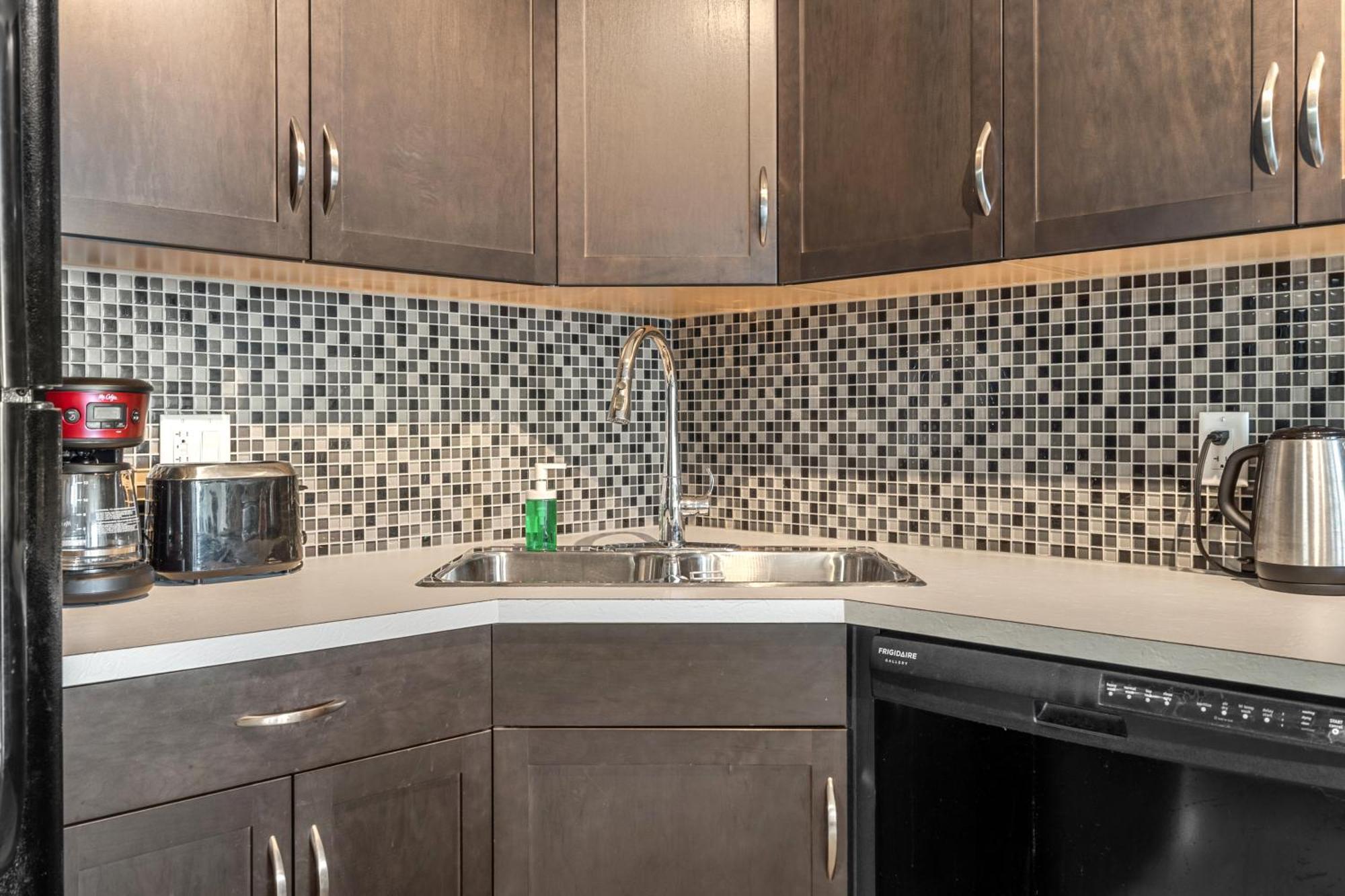 City Centre Retreat - 1Br Condo With Desk YYC Exterior foto